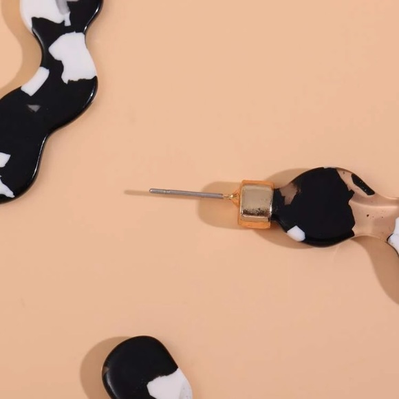 Last pair! Black & white abstract acrylic hoop earrings mint - Picture 6 of 7